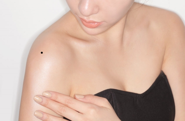 Ý nghĩa các nốt ruồi trên cơ thể phụ nữ ở vai phải