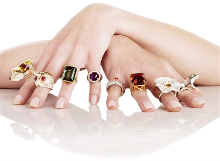 Tiết lộ sự thật về ý nghĩa của việc đeo nhẫn ở các ngón tay